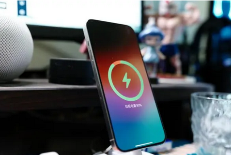 新兴苹果15换屏服务分享用什么充电器给iPhone15充电更好 